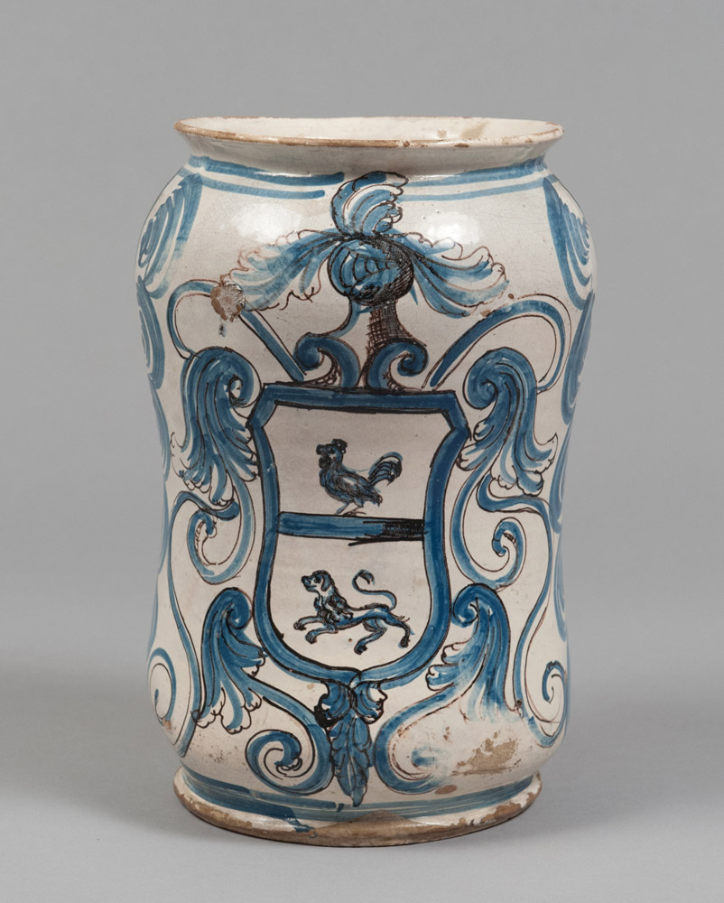 GRANDE ALBARELLO IN MAIOLICA, OFFICINA CAMPANA FINE XVIII SECOLO a smalto bianco e blu, con decoro a