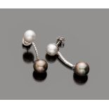 GRAZIOSA COPPIA DI ORECCHINI tremblant, in oro bianco 18 kt., con perle bianche, perle grigie e
