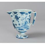 VERSATOIO IN CERAMICA, SAVONA INIZIO XX SECOLO a smalto azzurro con decori in blu a figure di