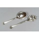 DUE MESTOLI IN ARGENTO, XX SECOLO Lunghezza cm. 30, peso complessivo gr. 339.TWO SILVER LADLES, 20TH