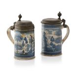 COPPIA DI TANKARD IN MAIOLICA, OLANDA INIZIO XIX SECOLO con corpo a smalto bianco e blu, decorato