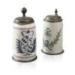 DUE TANKARD IN MAIOLICA, GERMANIA XIX SECOLO a smalto bianco e policromia, con decori a stemmi.