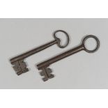 DUE CHIAVI IN FERRO, XVIII SECOLO battute e sagomate. Lunghezza cm. 17.TWO IRON KEYS, 18TH CENTURY