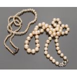 DUE GIROCOLLI a un filo di perle e microperle, con fermezze in oro bianco 18 kt. Lunghezza cm. 27