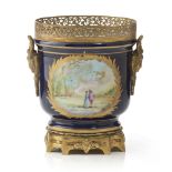 PICCOLO CACHEPOT IN PORCELLANA, SEVRES INIZI XX SECOLO a smalto cobalto e oro con decoro a paesaggio