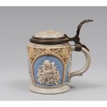 PICCOLO TANKARD IN GRES, FRANCIA VILLEROY & BOSCH INIZI XX SECOLO a smalto grigio, azzurro e bianco,