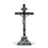 BEL CROCIFISSO IN BRONZO ARGENTATO, XIX SECOLO con croce e base in legno a finto marmo verde. Misure