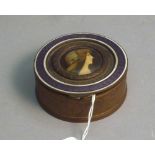 COFANETTO IN METALLO, XIX SECOLO con coperchio centrato da tondo in smalto a figura di donna. Misure