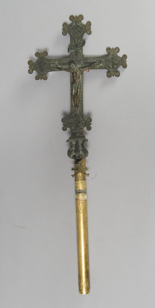 CROCE ASTILE IN BRONZO, XVIII SECOLO con figura di Cristo a gambe e braccia filiformi. Croce