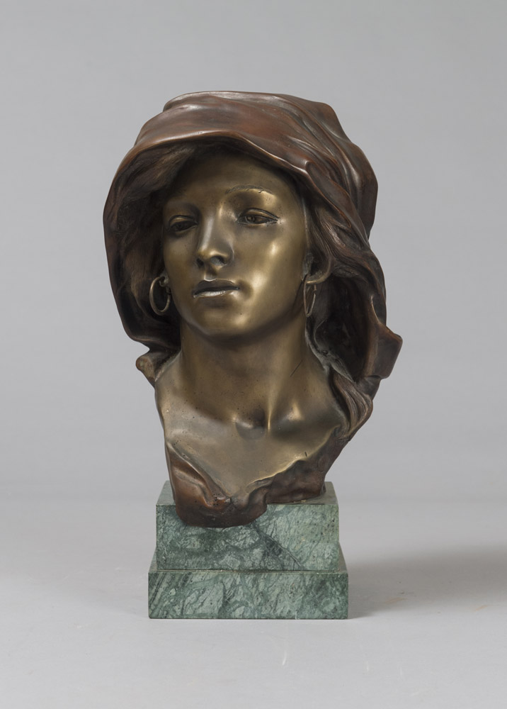 SCULTORE NAPOLETANO, FINE XIX SECOLO TESTA DI DONNA CON VELO Bronzo a patina brunita, cm. 42 x 29