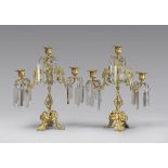 COPPIA DI PICCOLI CANDELABRI IN METALLO DORATO, FINE XIX SECOLO a tre braccia a ramages, con fusto e