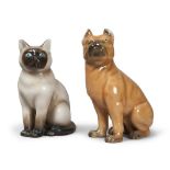 PIERO FORNASETTI (Milano 1913 - 1988) Bulldog e gatto siamese, anni '50 Porcellana decorata, h.