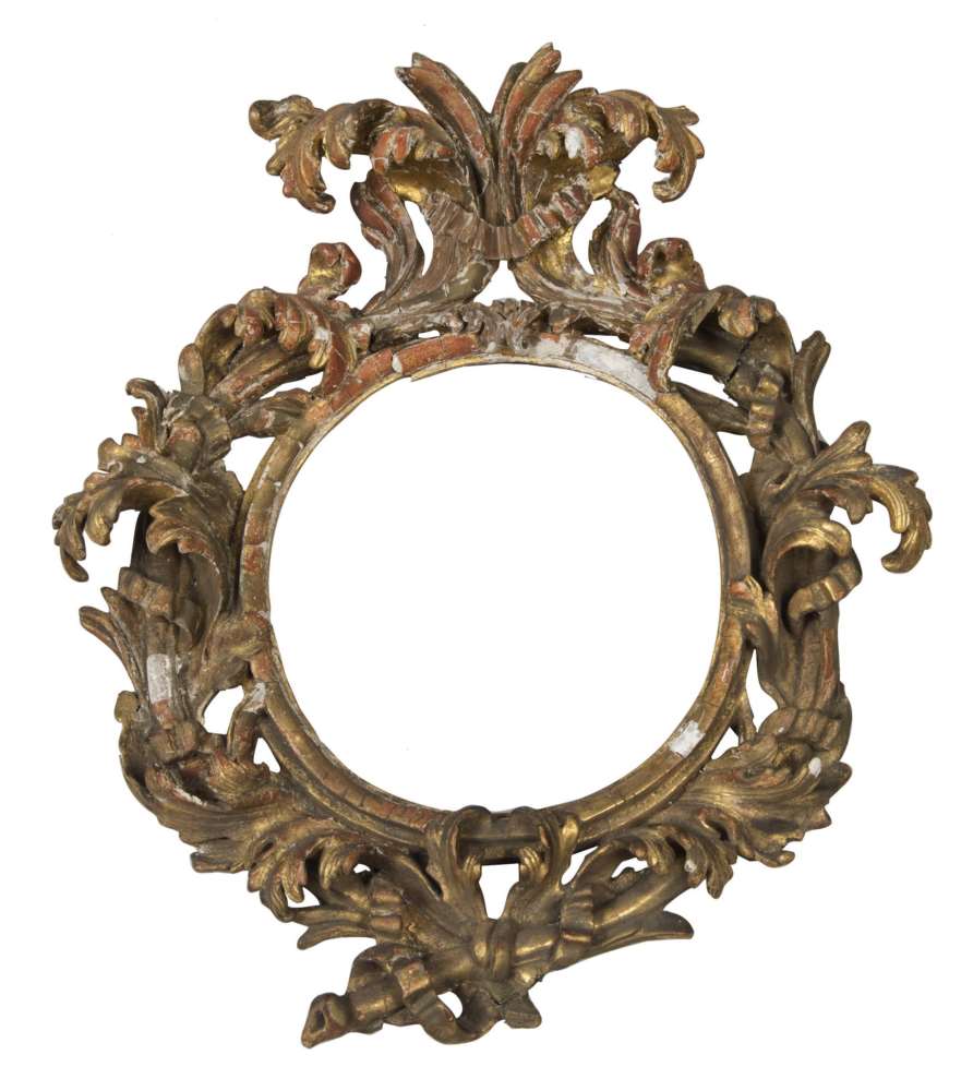 A RARE GILDED WOOD FRAME, PERIOD OF THE BAROCCHETTO to oval order, graven to leaves of acanthus