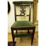 CHAIR KNEELING BENCH IN WALNUT, BEGINNINGS 19TH CENTURY with pierced back and obelisk legs. Measures