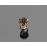 RING in yellow gold 18 kts., to floral outline decorated with rubies and jade. Total weight gr. 4,