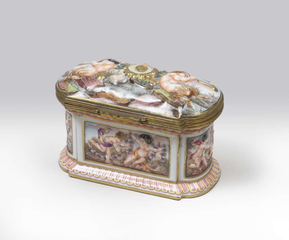 CASE IN PORCELAIN, CAPODIMONETE INIZI 20TH CENTURY in polychrome, with decorum to game of