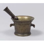 GILDED BRONZE MORTAR AND PESTLE, 17TH CENTURY with heads handles zoomorfe. Measures mortar cm. 10