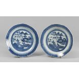 A PAIR OF CHINESE WHITE AND BLUE PORCELAIN DISHES, EARLY 20TH CENTURY Diameter cm. 22,5. COPPIA DI