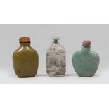 THREE CHINESE GLASS SNUFF BOTTLES, 20TH CENTURY Measures cm. 7 x 4,5. Good condition. TRE SNUFF