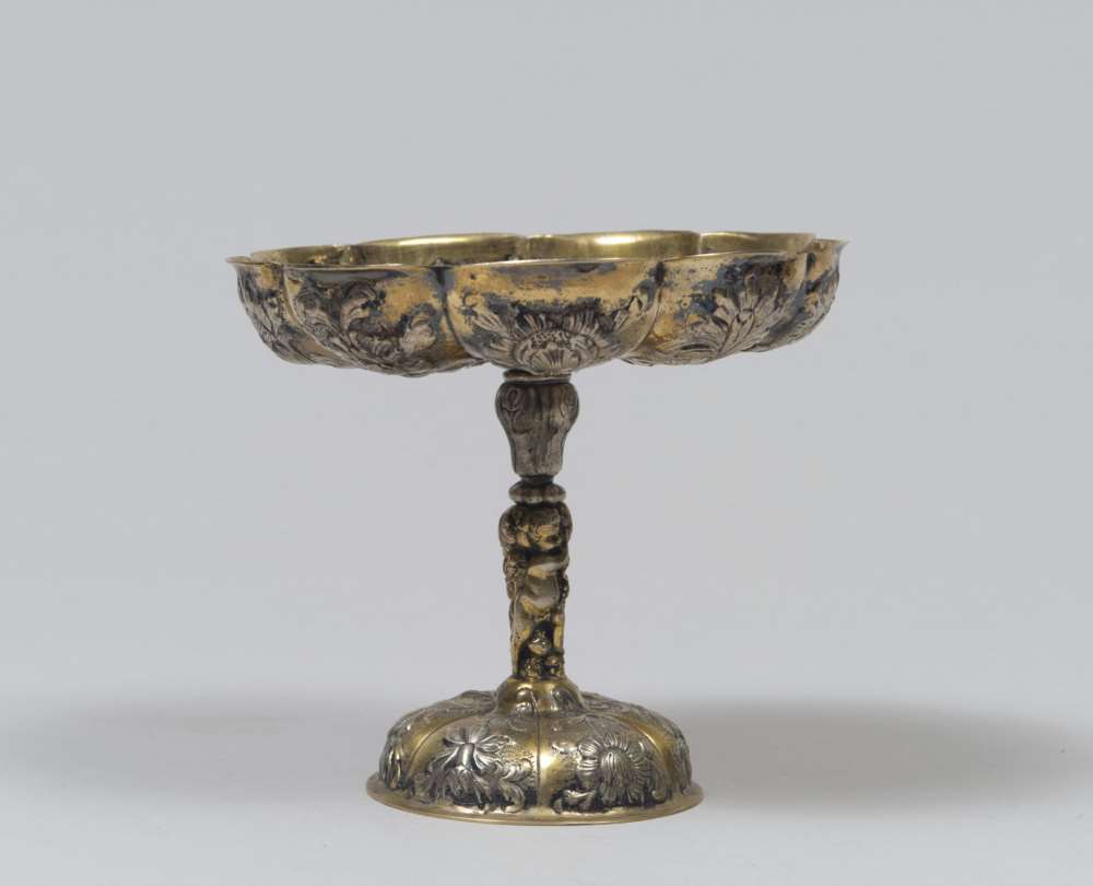 A SMALL GILDED SILVER RAISED BOWL, GERMANY 19TH CENTURY entirely chiseled to sunflowers and