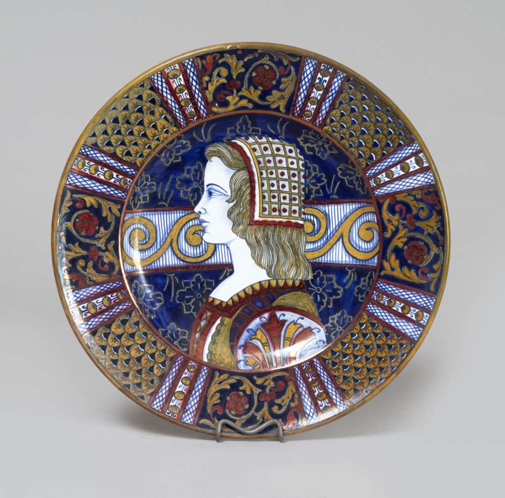 CERAMIC DISH, GUALDO TADINO ALBERTO RUBBOLI FIRST HALF OF 20TH CENTURY decorum in polychrome on fund