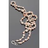 NECKLACE to a thread of pink coral alternated with white coral, lock to abstract outline in