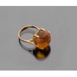 RING in yellow gold 18 kts., to dome with central amber. Total weight gr. 4,80. ANELLO in oro giallo