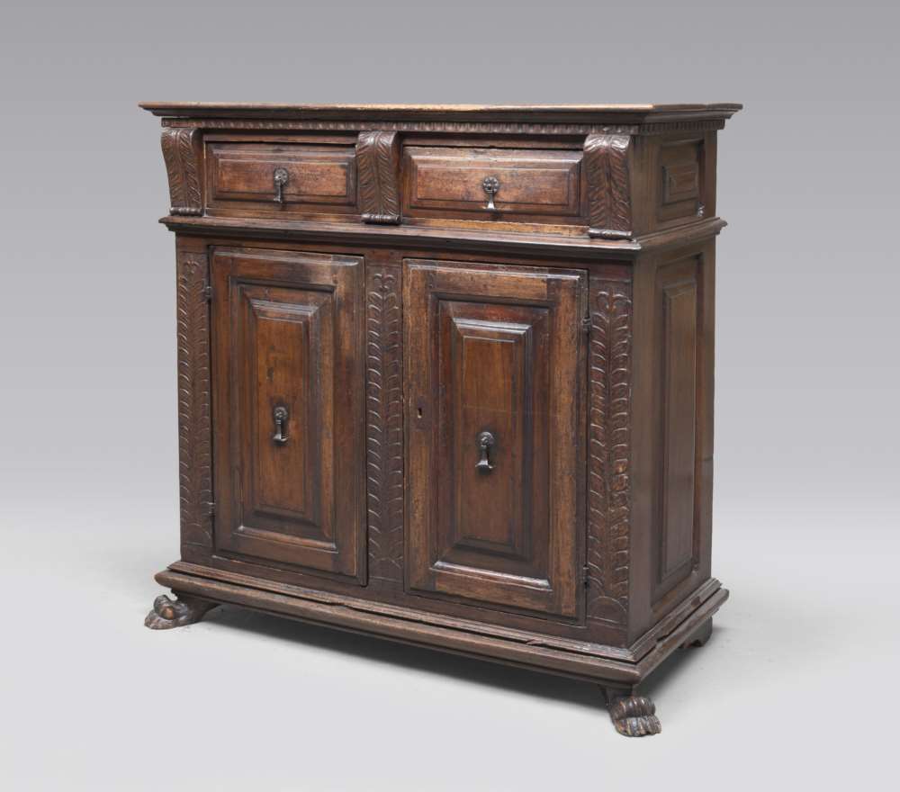 A BEAUTIFUL WALNUT CHEST OF DRAWERS, PROBABLY EMILIA, ELEMENTS OF THE 17TH CENTURY front with two