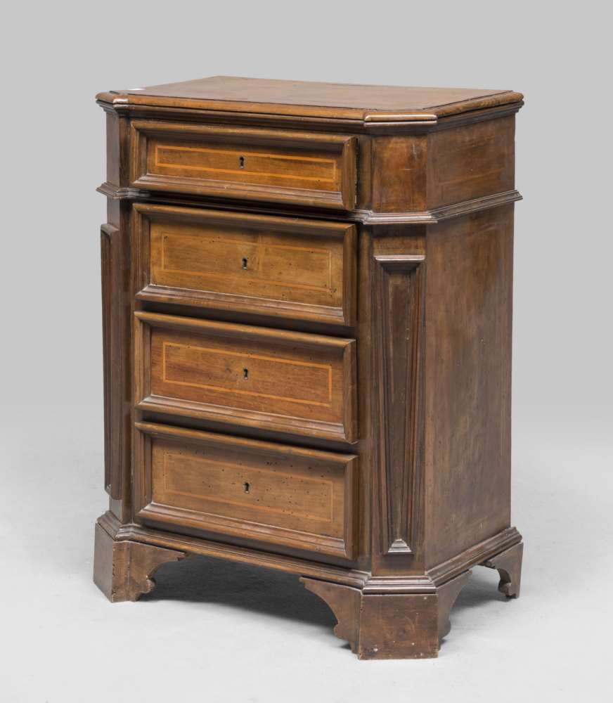 A LITTLE WALNUT COMMODE, ROMAN MANUFACTURE ANCIENT ELEMENTS with threads in boxwood and four drawers