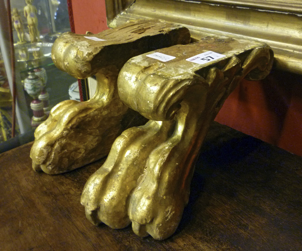 GILDED WOOD COUPLE OF ELEMENTS, 17TH CENTURY representing feline feet carved to leaves. Measures cm.