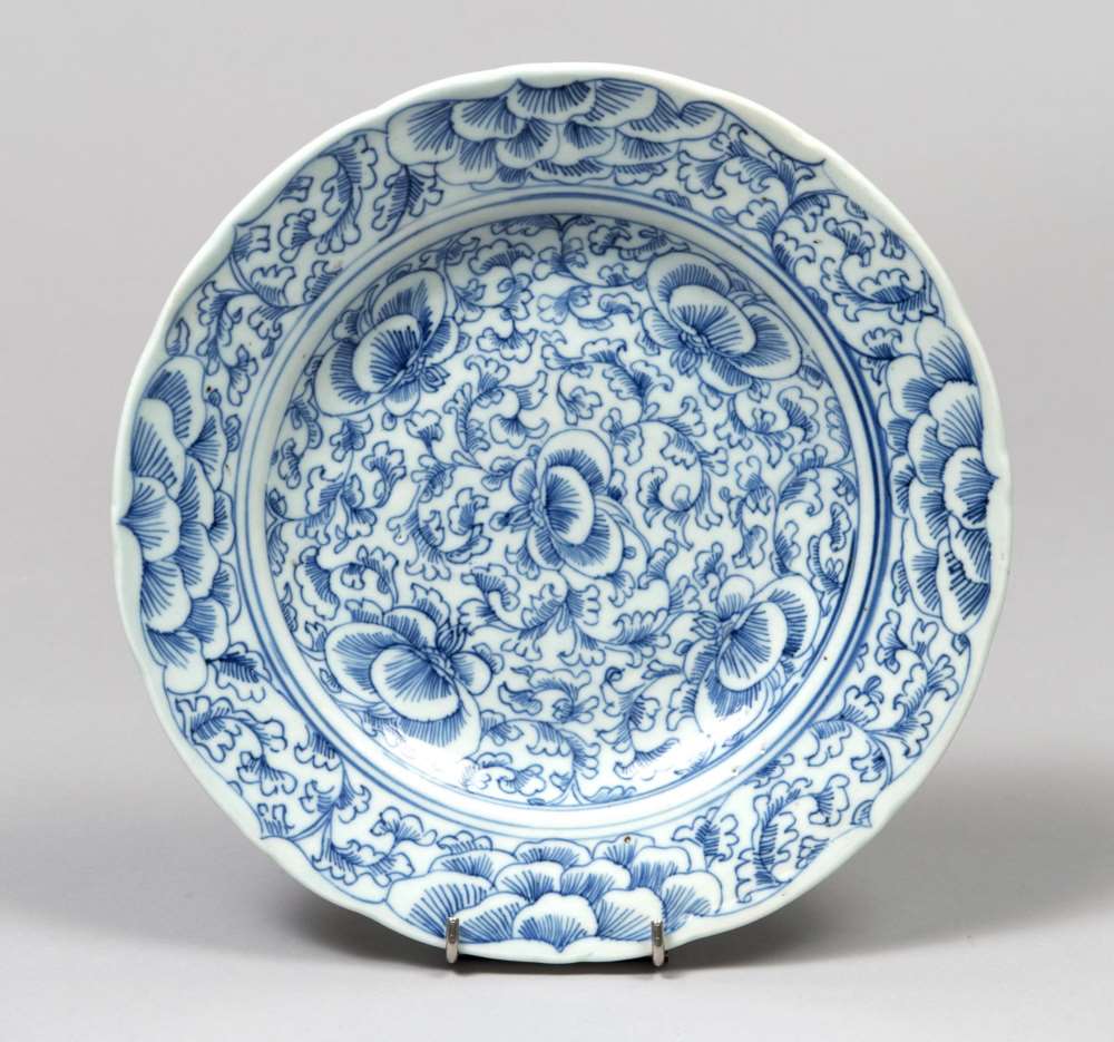 A CHINESE WHITE AND BLUE PORCELAIN DISH. 19TH CENTURY. Diameter cm. 26. PIATTO IN PORCELLANA, CINA
