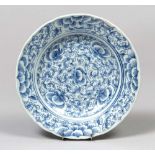 A CHINESE WHITE AND BLUE PORCELAIN DISH. 19TH CENTURY. Diameter cm. 26. PIATTO IN PORCELLANA, CINA