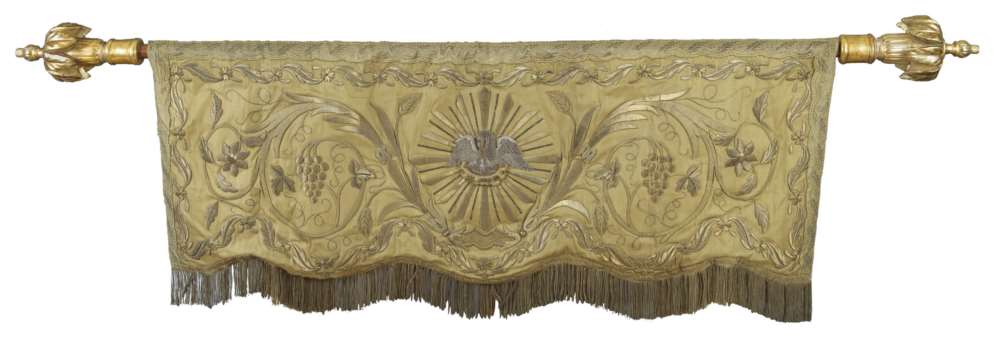 VALANCE WITH TAPESTRY, 18TH CENTURY quilted tapestry in gilded motives with Holy Spirit. Ends in