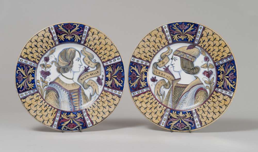 A PAIR OF CERAMIC DISHES, GUALDO TADINO, FIRST HALVF 20TH CENTURY in polychrome, with decorum to