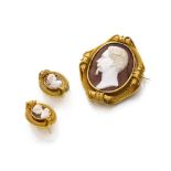 PARURE OF COUPLE OF EARRINGS AND PENDANT PIN in yellow gold 18 kts. Measures brooch cm. 7 x 3,5,