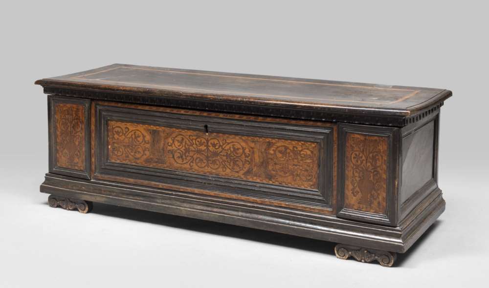 WALNUT CHEST, VENETIAN 17TH CENTURY bonnet in maple. Faced with plant motifs inlaid in boxwood.