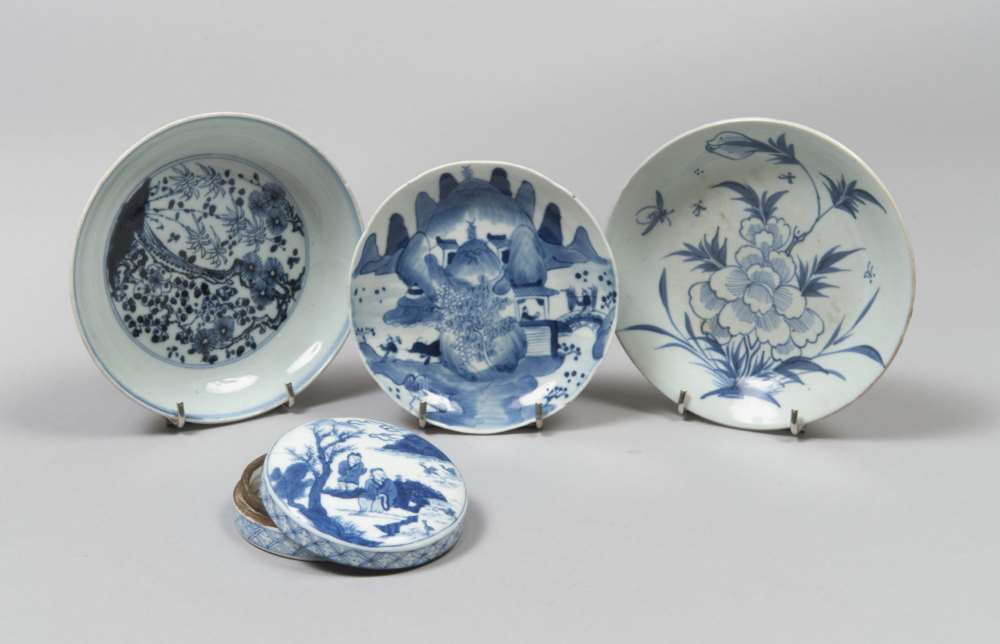 THREE CHINESE WHITE AND BLUE PORCELAIN DISHES AND ONE CASE. END 19TH, EARLY 20TH CENTURY. Larger