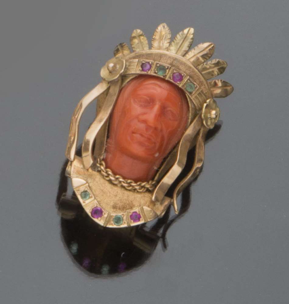 PIN in yellow gold 18 kts., with coral graven to figure of Indian and decorum with rubies and