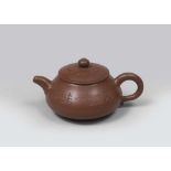 A CHINESE STONEWARE TEAPOT, 20TH CENTURY Measures cm. 9 z 17,5 x 12,5. Good condition. Limited