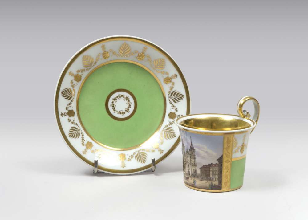CUP IS SAUCER IN PORCELAIN, 19TH CENTURY to enamels polychrome and gold, with decorum to the body to