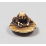 A JAPANESE IVORY NETSUKE'. HALF 20TH CENTURY. Measures cm. 1,5 x 3. Good condition. NETSUKÈ IN