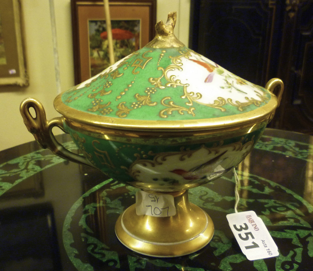 PORCELAIN POT, 19TH CENTURY to green enamel and gold, with decorum to birds and flowers in