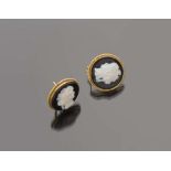 COUPLE OF EARRINGS in yellow gold 18 kts., to circular outline decorated with cameo in