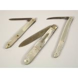 FRUIT KNIVES. Three mother of pearl fruit knives.