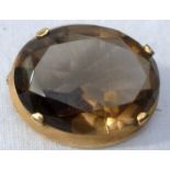 Unmarked yellow metal brooch set with a large pale citrine colour oval stone, 3cm diameter