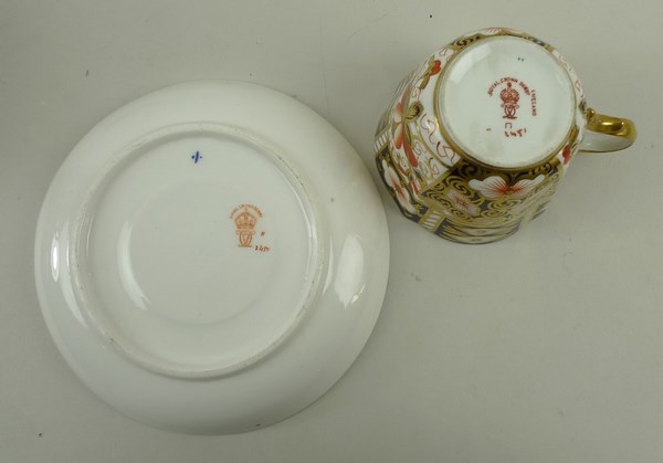 A Royal Crown Derby part tea service, in the Imari pattern, marked 2451, comprising six tea cups, - Image 5 of 8