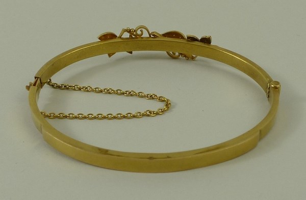 A 15ct yellow gold and natural seed pearl bangle, with trefoil and scroll motif, 12. - Image 3 of 4