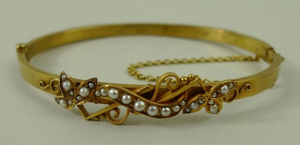 A 15ct yellow gold and natural seed pearl bangle, with trefoil and scroll motif, 12. - Image 4 of 4
