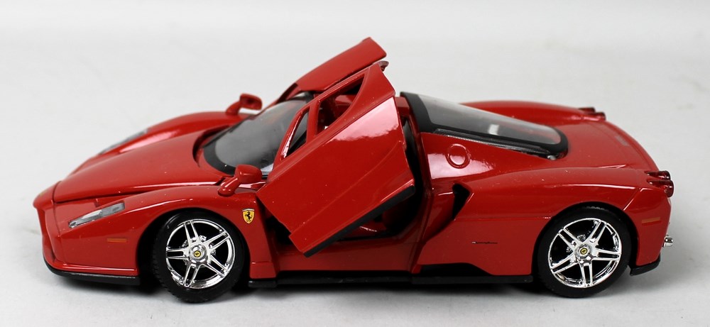 A group of model cars comprising a Maisto 1/24 scale Enzo Ferrari diecast model car, - Image 3 of 3