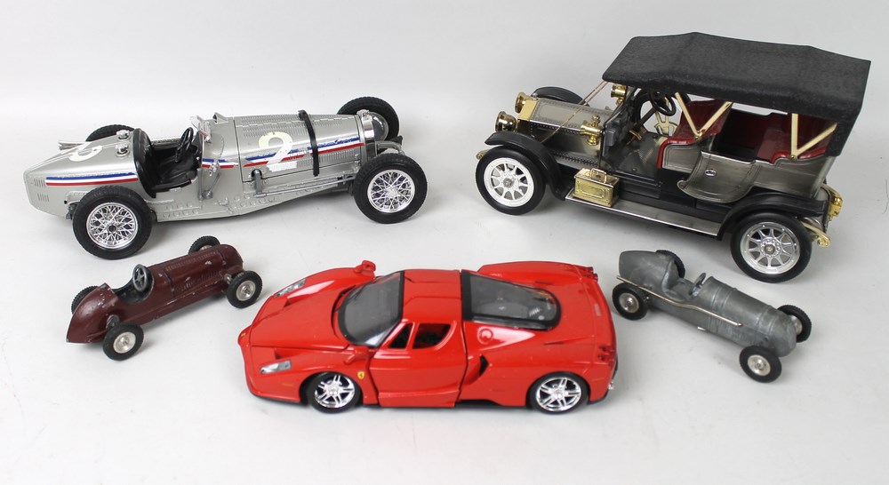 A group of model cars comprising a Maisto 1/24 scale Enzo Ferrari diecast model car, - Image 2 of 3
